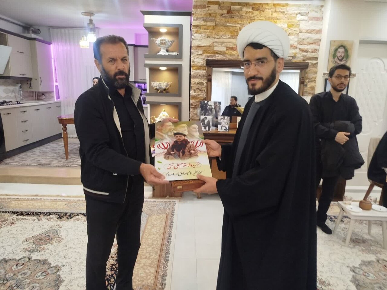 دیدار طلاب، اساتید و مدیر مدرسه علمیه امام صادق (ع) نقده با خانواده شهید علی دشتی