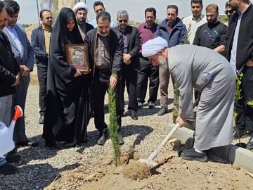 تصاویر/  آیین درختکاری به یاد شهدای والامقام جنگ رمضان در شهرستان بوئین‌زهرا