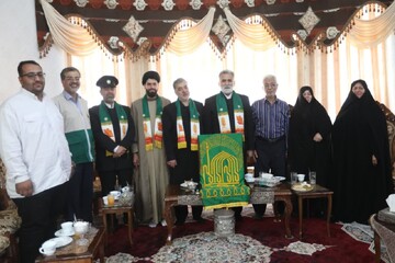 دیدار خدام حرم رضوی با خانواده دانشمند هسته‌ای در یزد+تصاویر