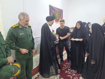 تصاویر/ دیدار نماینده ولی فقیه درکاشان با خانواده شهداء و جانبازان جنگ رمضان سفید شهر و یزدل