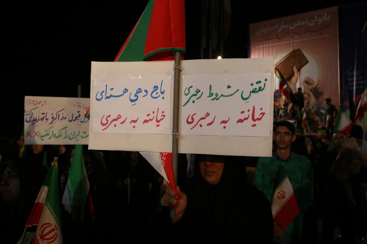 تصاویر / پنجاه و پنجمین شب تجمع مردم انقلابی اصفهان در خیابان‌ها و میدان‌های شهر