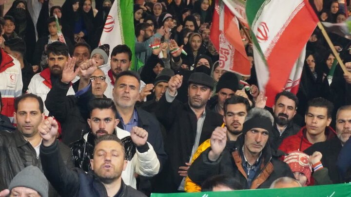 تصاویر/ پنجاه و پنجمین شب تجمع مردمی در حمایت از نظام و نیروهای مسلح در چالدران