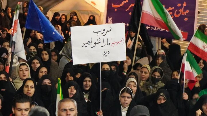 تصاویر/ پنجاه و پنجمین شب تجمع مردمی در حمایت از نظام و نیروهای مسلح در چالدران