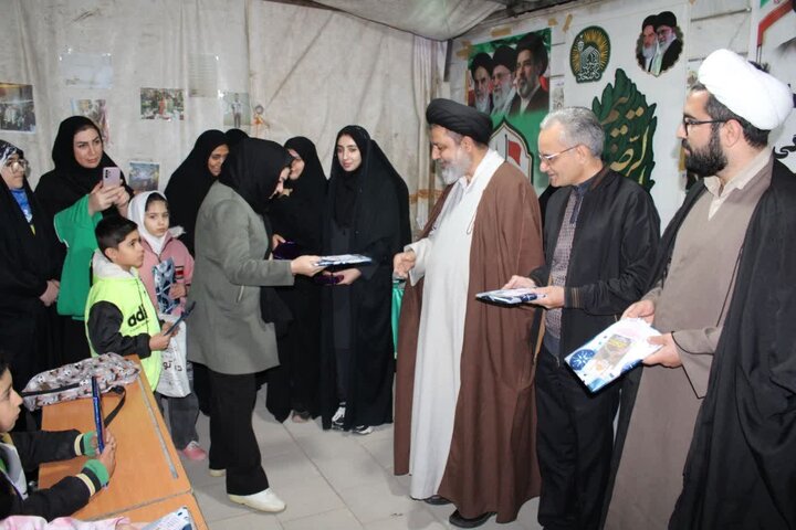 تصاویر/ ازبرگزاری موکب قرآنی، فرهنگی ،مذهبی و آموزشی دانش‌آموزی در ماکو با محوریت «مدرسه  در میدان»
