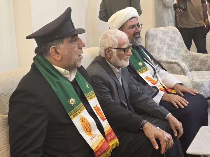 تصاویر/ دیدار خدام رضوی با پیرغلام اهلبیت