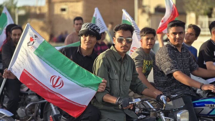 تصاویر/ حماسه‌ی باشکوه موتورسواران هیأت رزمندگان اسلام حسین‌آباد‌کویر دردفاع از وطن