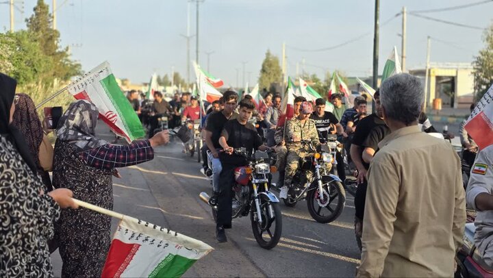 تصاویر/ حماسه‌ی باشکوه موتورسواران هیأت رزمندگان اسلام حسین‌آباد‌کویر دردفاع از وطن