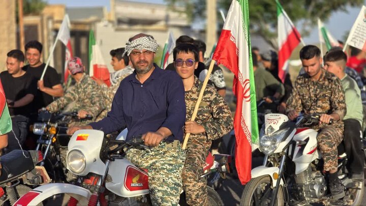 تصاویر/ حماسه‌ی باشکوه موتورسواران هیأت رزمندگان اسلام حسین‌آباد‌کویر دردفاع از وطن