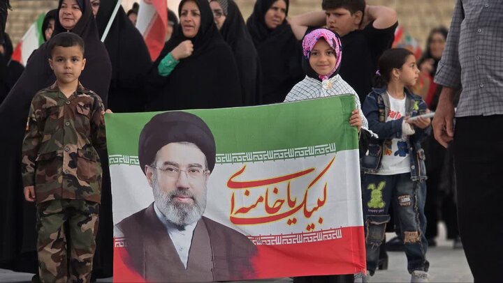 تصاویر/ حماسه‌ی باشکوه موتورسواران هیأت رزمندگان اسلام حسین‌آباد‌کویر دردفاع از وطن