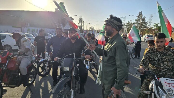 تصاویر/ حماسه‌ی باشکوه موتورسواران هیأت رزمندگان اسلام حسین‌آباد‌کویر دردفاع از وطن
