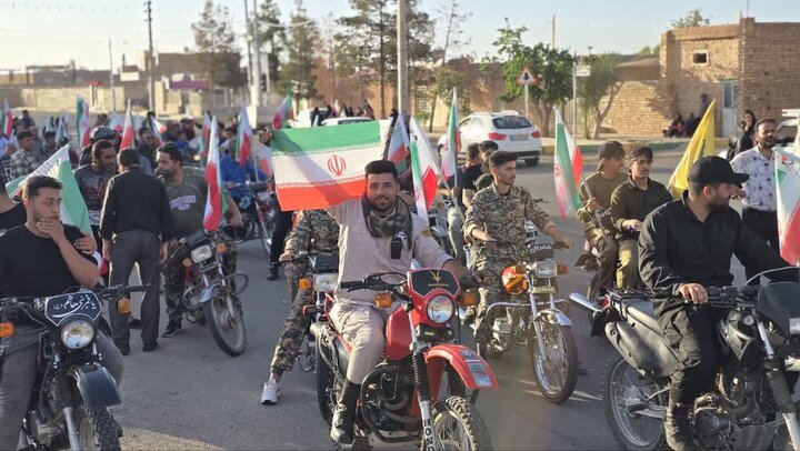 تصاویر/ حماسه‌ی باشکوه موتورسواران هیأت رزمندگان اسلام حسین‌آباد‌کویر دردفاع از وطن