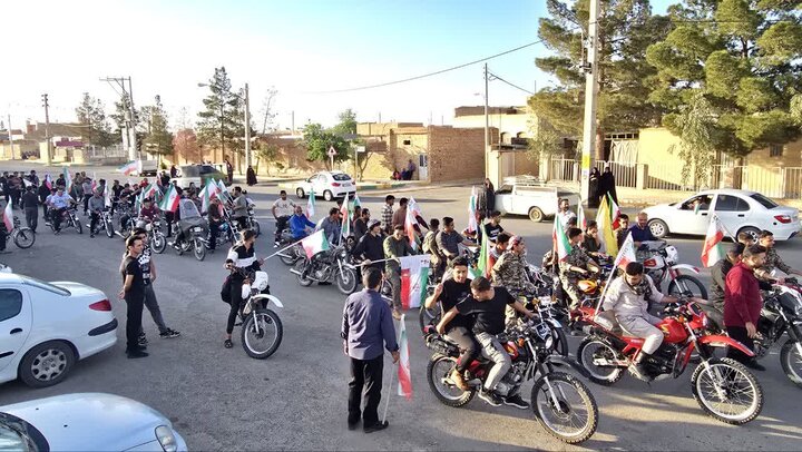 تصاویر/ حماسه‌ی باشکوه موتورسواران هیأت رزمندگان اسلام حسین‌آباد‌کویر دردفاع از وطن