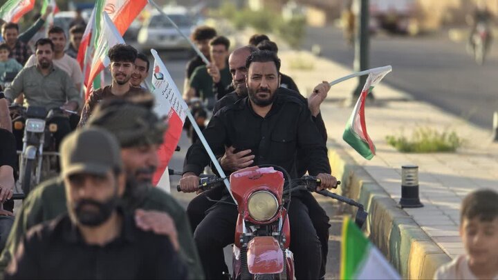 تصاویر/ حماسه‌ی باشکوه موتورسواران هیأت رزمندگان اسلام حسین‌آباد‌کویر دردفاع از وطن
