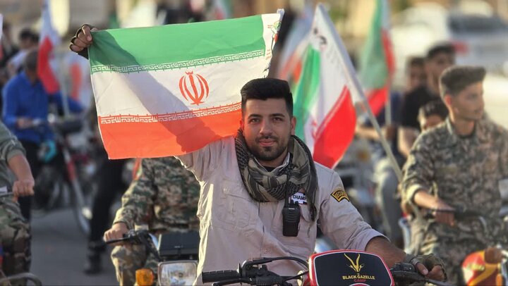تصاویر/ حماسه‌ی باشکوه موتورسواران هیأت رزمندگان اسلام حسین‌آباد‌کویر دردفاع از وطن