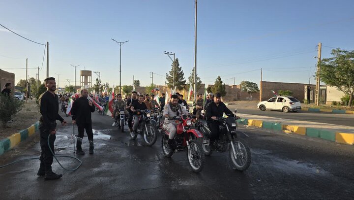 تصاویر/ حماسه‌ی باشکوه موتورسواران هیأت رزمندگان اسلام حسین‌آباد‌کویر دردفاع از وطن