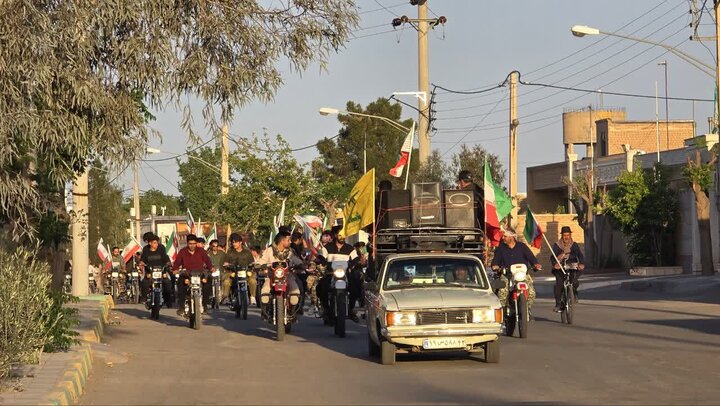 تصاویر/ حماسه‌ی باشکوه موتورسواران هیأت رزمندگان اسلام حسین‌آباد‌کویر دردفاع از وطن