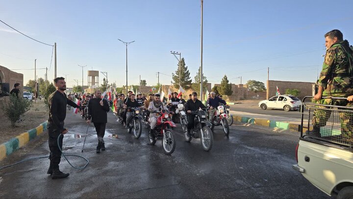تصاویر/ حماسه‌ی باشکوه موتورسواران هیأت رزمندگان اسلام حسین‌آباد‌کویر دردفاع از وطن