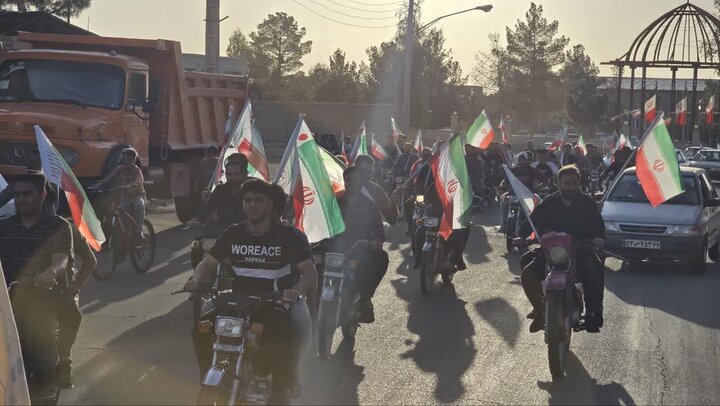 تصاویر/ حماسه‌ی باشکوه موتورسواران هیأت رزمندگان اسلام حسین‌آباد‌کویر دردفاع از وطن