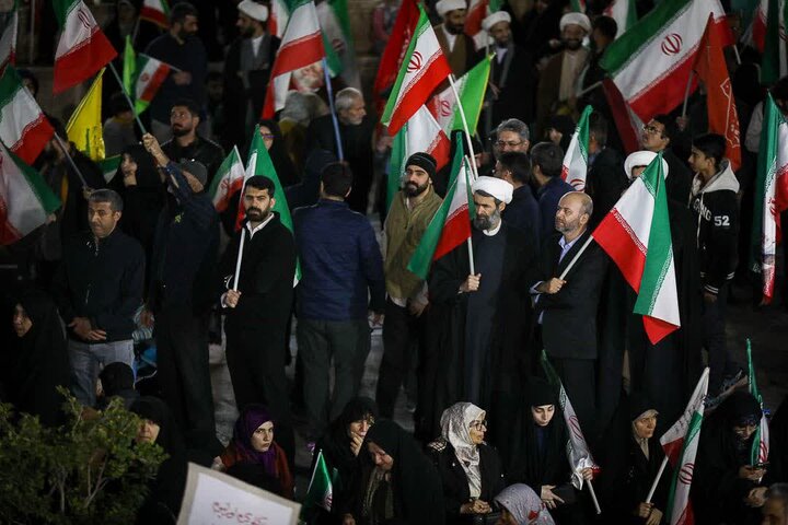 تصاویر / بیعت مردم استان قزوین با رهبری انقلاب اسلامی ونیروهای مسلح در شب پنجاه وچهارم