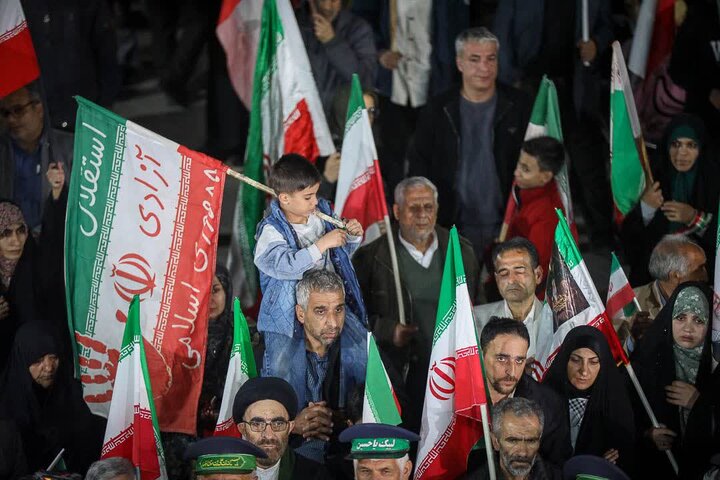 تصاویر / بیعت مردم استان قزوین با رهبری انقلاب اسلامی ونیروهای مسلح در شب پنجاه وچهارم