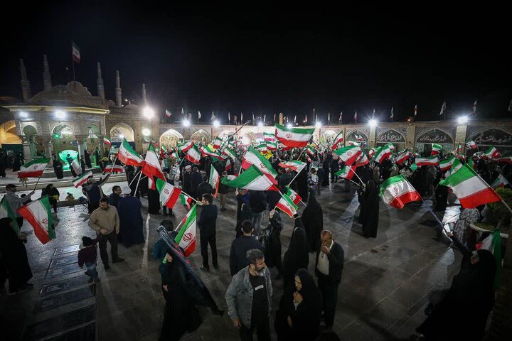 تصاویر / بیعت مردم استان قزوین با رهبری انقلاب اسلامی ونیروهای مسلح در شب پنجاه وچهارم