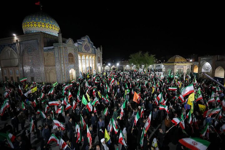 تصاویر / بیعت مردم استان قزوین با رهبری انقلاب اسلامی ونیروهای مسلح در شب پنجاه وچهارم
