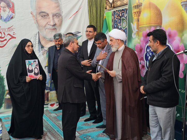 تصاویر /  آئین درختکاری به یاد شهدای والامقام جنگ رمضان در شهرستان بوئین‌زهرا
