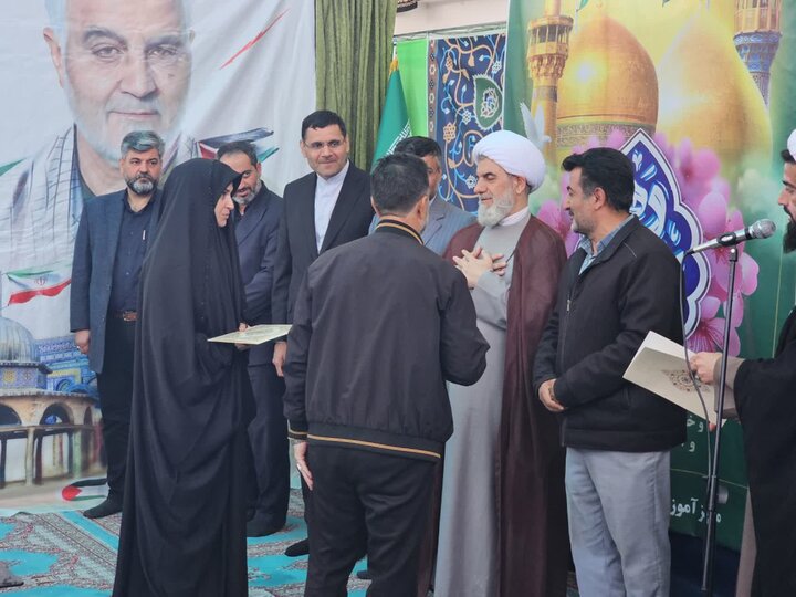 تصاویر /  آئین درختکاری به یاد شهدای والامقام جنگ رمضان در شهرستان بوئین‌زهرا