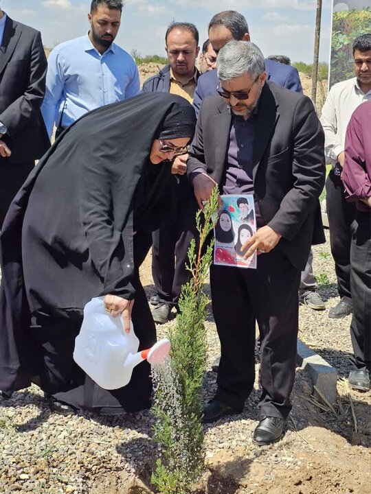 تصاویر /  آئین درختکاری به یاد شهدای والامقام جنگ رمضان در شهرستان بوئین‌زهرا