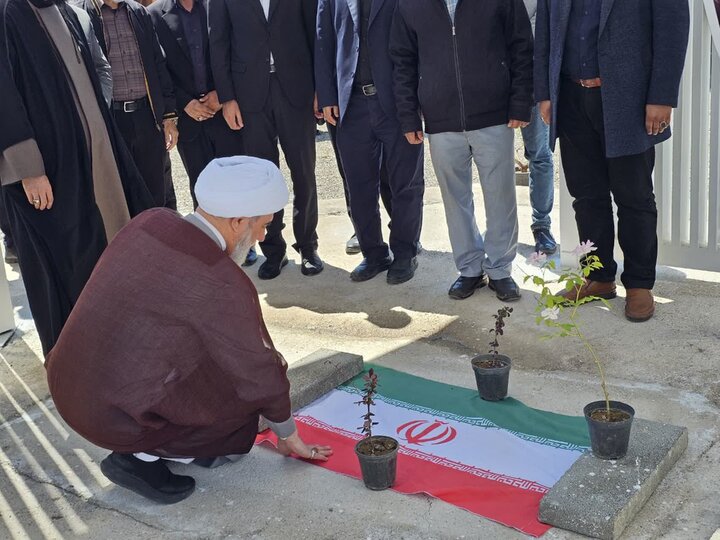 تصاویر /  آئین درختکاری به یاد شهدای والامقام جنگ رمضان در شهرستان بوئین‌زهرا