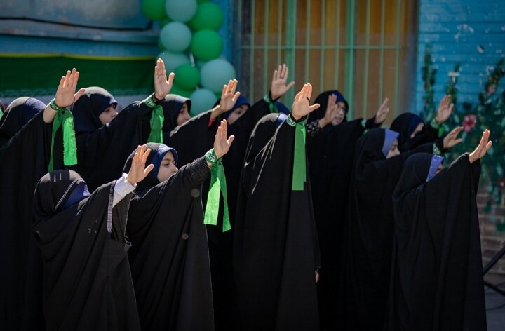 تصاویر/ خدام رضوی مهمان دانش‌آموزان «ادبستان خشت اول» سمنان