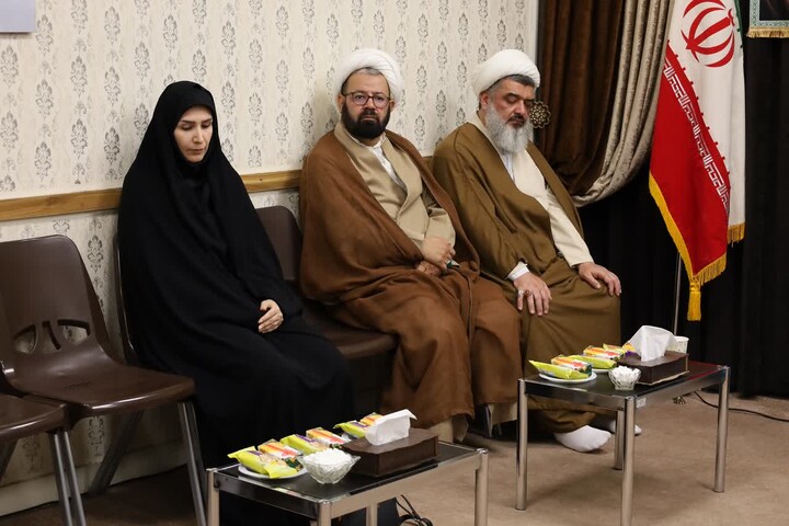 تصاویر/ دیدار اعضای شورای کار و تعاون  و تجلیل از خانواده شهید مصطفی تمثیلی توسط آیت الله موسوی اصفهانی
