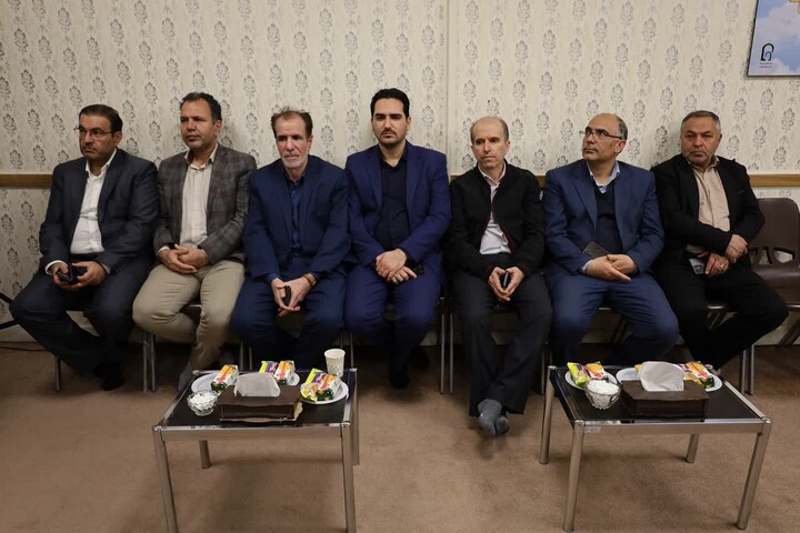 تصاویر/ دیدار اعضای شورای کار و تعاون  و تجلیل از خانواده شهید مصطفی تمثیلی توسط آیت الله موسوی اصفهانی