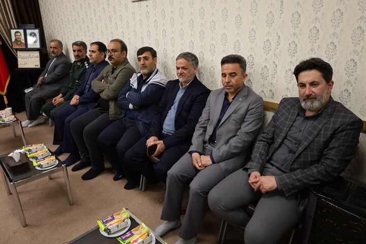 تصاویر/ دیدار اعضای شورای کار و تعاون  و تجلیل از خانواده شهید مصطفی تمثیلی توسط آیت الله موسوی اصفهانی