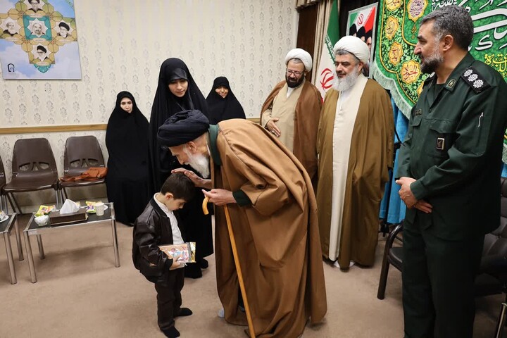 تصاویر/ دیدار اعضای شورای کار و تعاون  و تجلیل از خانواده شهید مصطفی تمثیلی توسط آیت الله موسوی اصفهانی