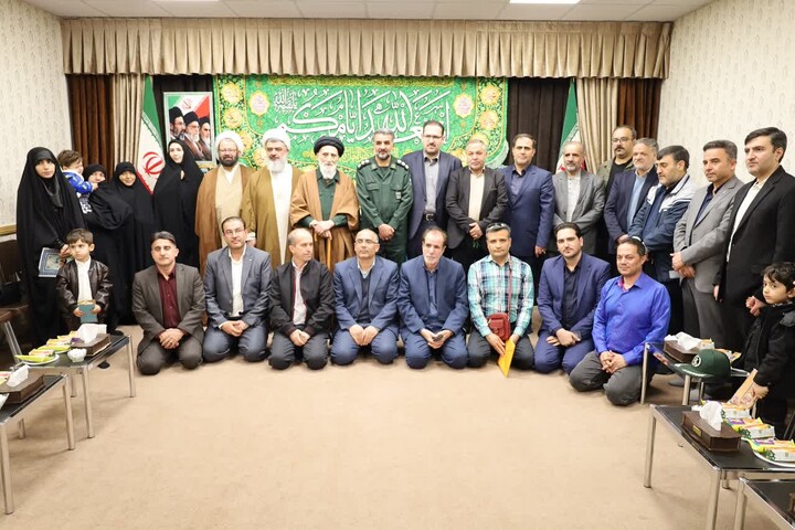 تصاویر/ دیدار اعضای شورای کار و تعاون  و تجلیل از خانواده شهید مصطفی تمثیلی توسط آیت الله موسوی اصفهانی