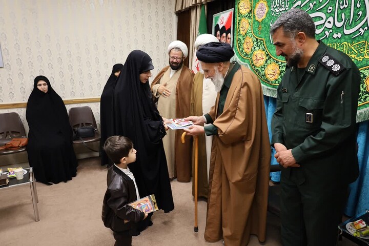 تصاویر/ دیدار اعضای شورای کار و تعاون  و تجلیل از خانواده شهید مصطفی تمثیلی توسط آیت الله موسوی اصفهانی