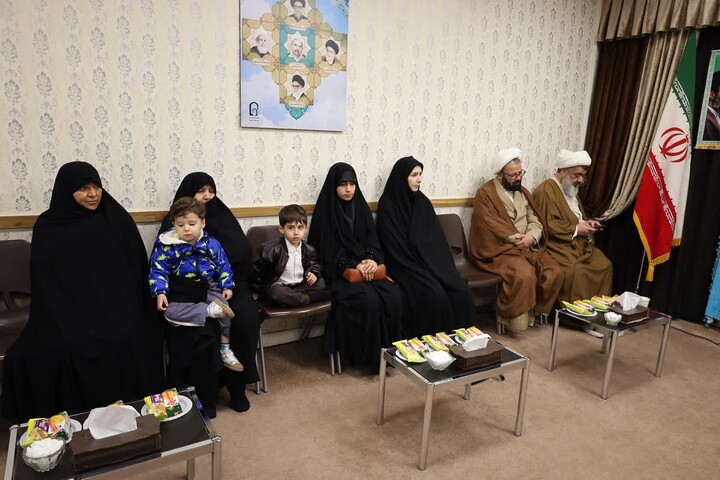 تصاویر/ دیدار اعضای شورای کار و تعاون  و تجلیل از خانواده شهید مصطفی تمثیلی توسط آیت الله موسوی اصفهانی