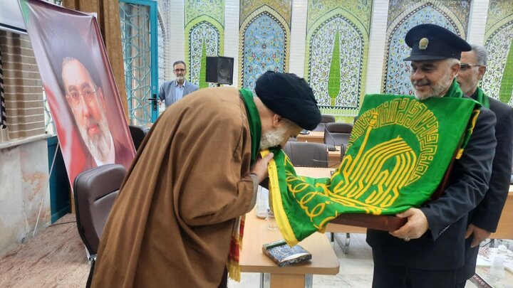 تصاویر/ دیدار خادمان حرم امام رضا(ع) با نماینده ولی‌فقیه در چهارمحال و بختیاری