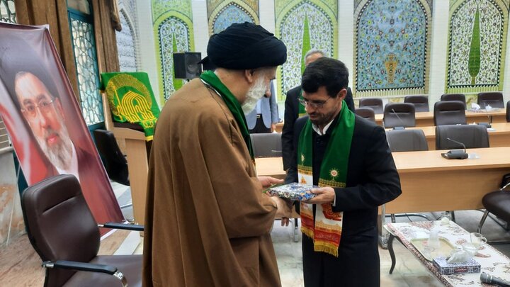تصاویر/ دیدار خادمان حرم امام رضا(ع) با نماینده ولی‌فقیه در چهارمحال و بختیاری