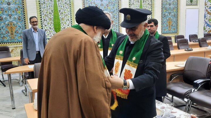 تصاویر/ دیدار خادمان حرم امام رضا(ع) با نماینده ولی‌فقیه در چهارمحال و بختیاری
