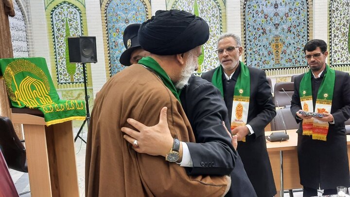 تصاویر/ دیدار خادمان حرم امام رضا(ع) با نماینده ولی‌فقیه در چهارمحال و بختیاری