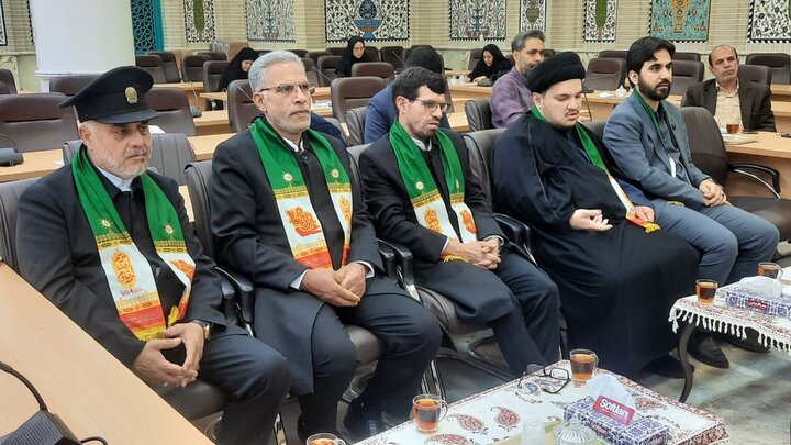 تصاویر/ دیدار خادمان حرم امام رضا(ع) با نماینده ولی‌فقیه در چهارمحال و بختیاری