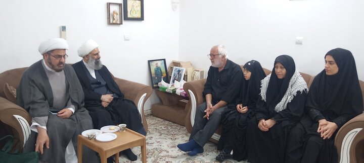 تصاویر/ تکریم و تفقد خانواده شهید حسن ابراهیمی با حضور مدیر حوزه های علمیه خواهران کشور