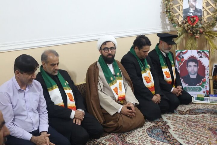 تصاویر/ خادمان امام رضا(ع) در منزل شهید جنگ رمضان