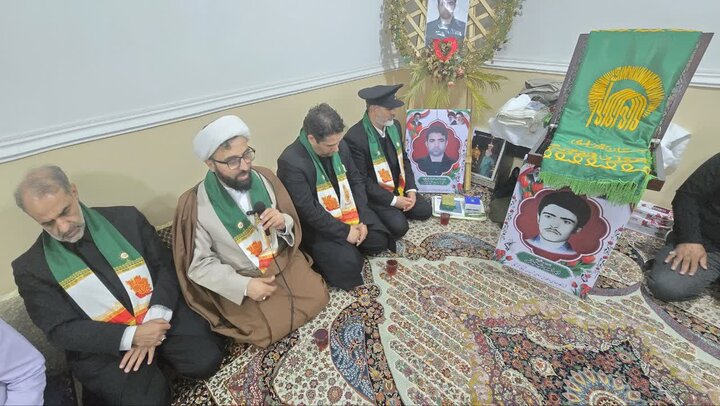 تصاویر/ خادمان امام رضا(ع) در منزل شهید جنگ رمضان