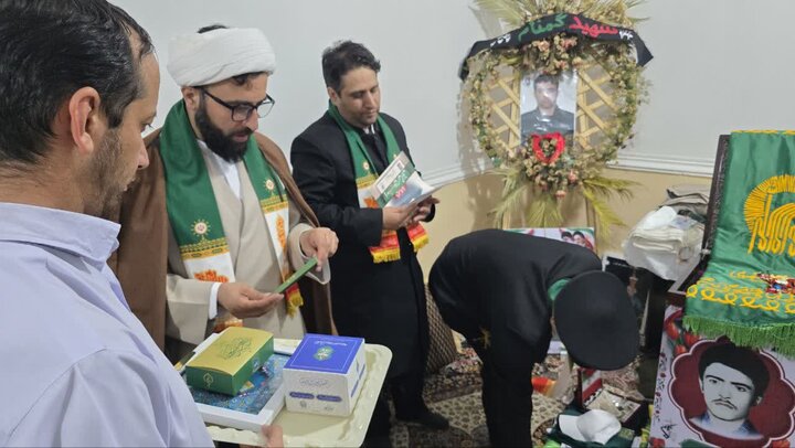 تصاویر/ خادمان امام رضا(ع) در منزل شهید جنگ رمضان