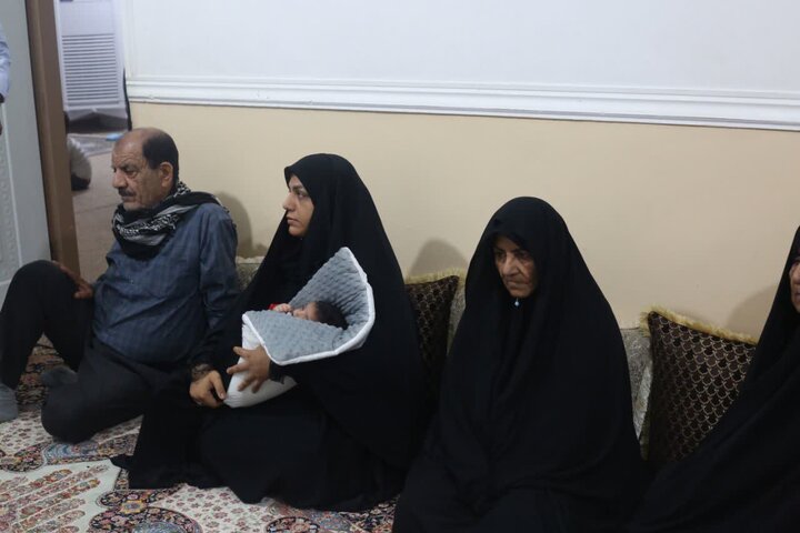 تصاویر/ خادمان امام رضا(ع) در منزل شهید جنگ رمضان