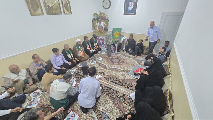 تصاویر/ خادمان امام رضا(ع) در منزل شهید جنگ رمضان