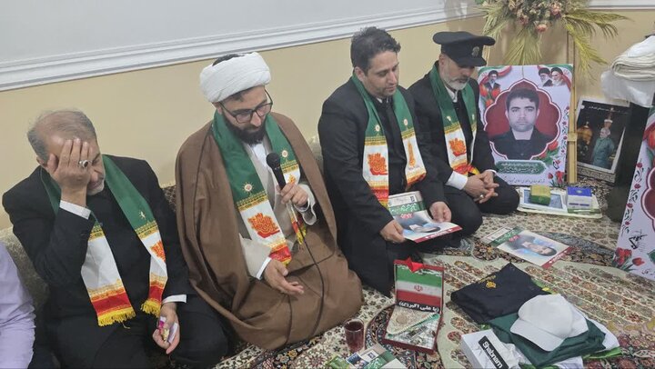 تصاویر/ خادمان امام رضا(ع) در منزل شهید جنگ رمضان
